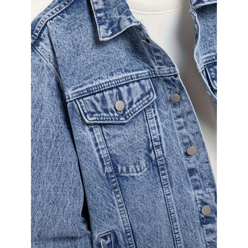 Veste en jean boutonnée, détail de la poche poitrine à rabat