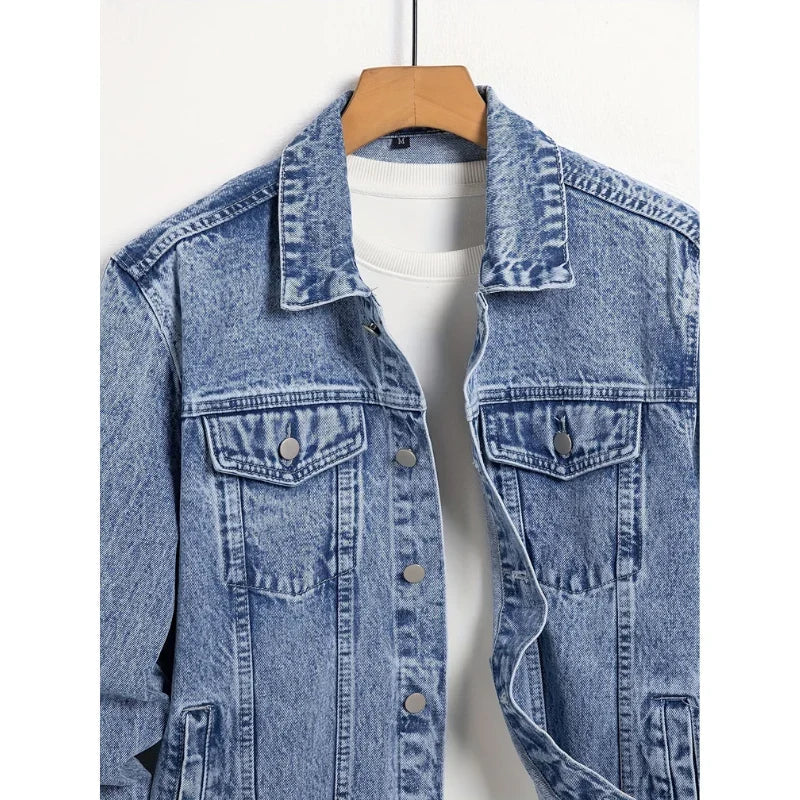 Veste en jean boutonnée, détail des poches poitrine et du col