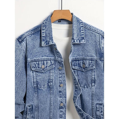 Veste en jean boutonnée, détail des poches poitrine et du col