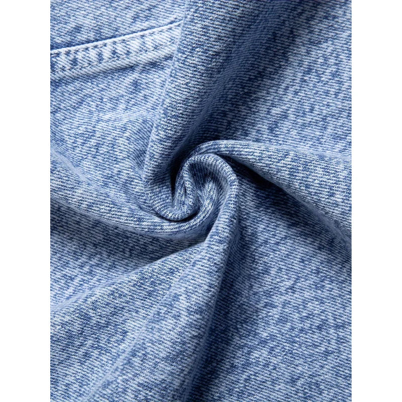 Veste en jean boutonnée, détail du denim délavé