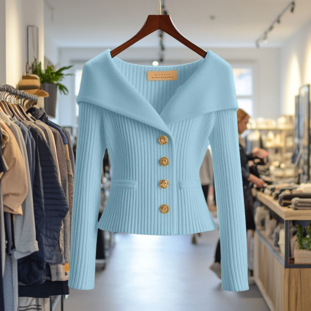 Veste en maille côtelée bleu clair à grand col et boutons dorés, sur cintre