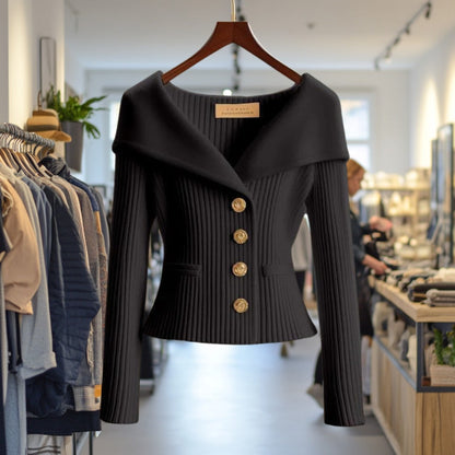 Veste en maille côtelée noire à grand col et boutons dorés, sur cintre