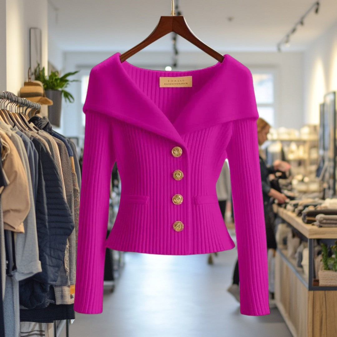 Veste en maille côtelée fuchsia à grand col et boutons dorés, sur cintre