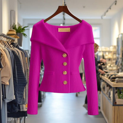 Veste en maille côtelée fuchsia à grand col et boutons dorés, sur cintre