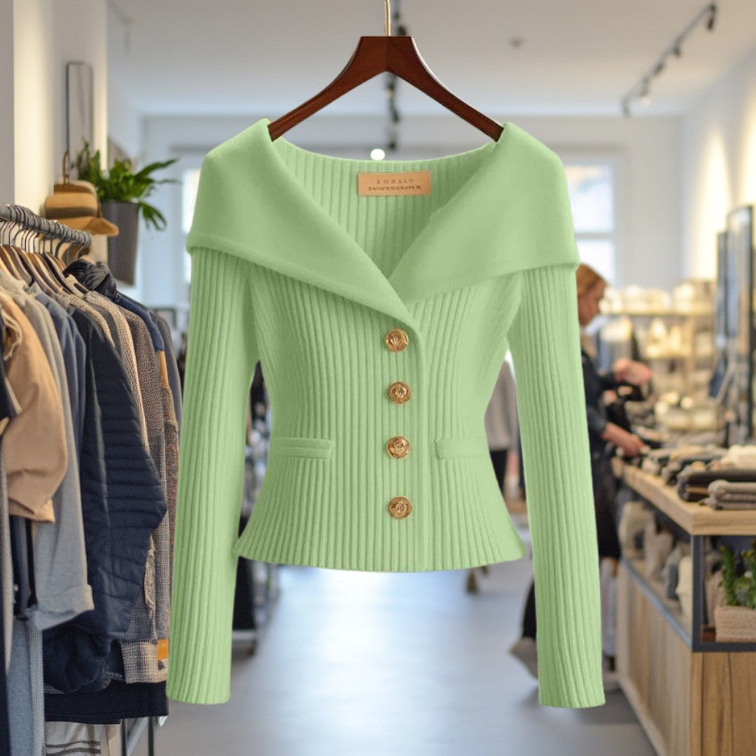 Veste en maille côtelée vert pastel à grand col et boutons dorés, sur cintre