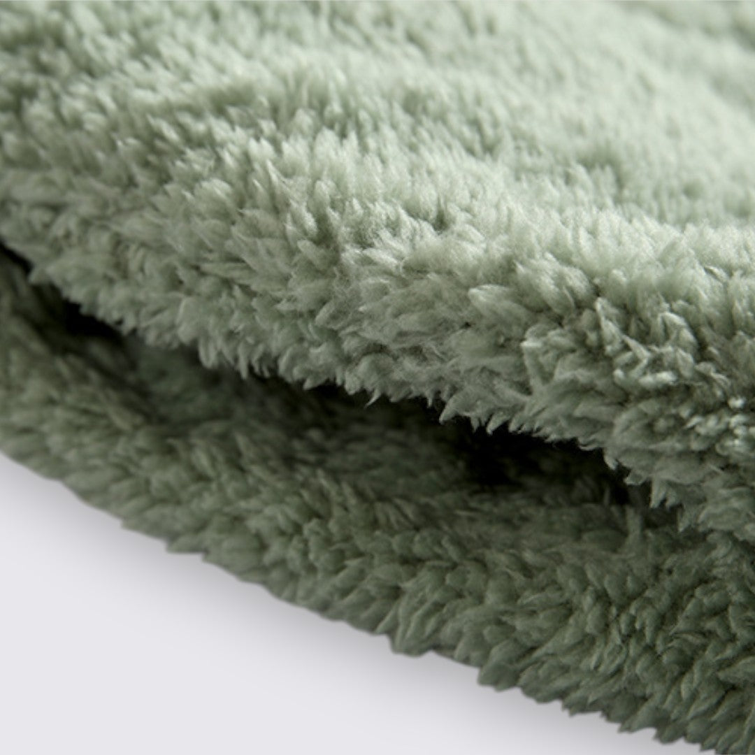 Veste en peluche à capuche, en vue rapprochée