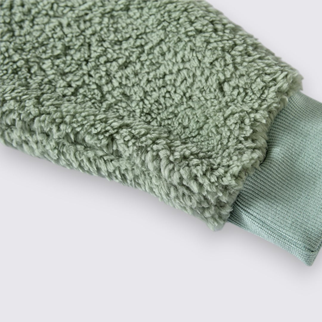 Veste en peluche à capuche, en vue rapprochée