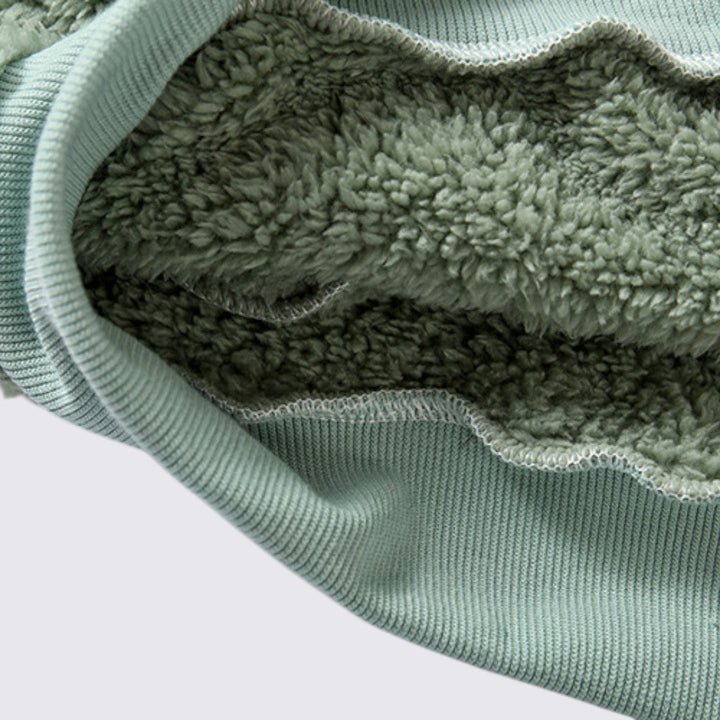 Veste en peluche à capuche, en vue rapprochée
