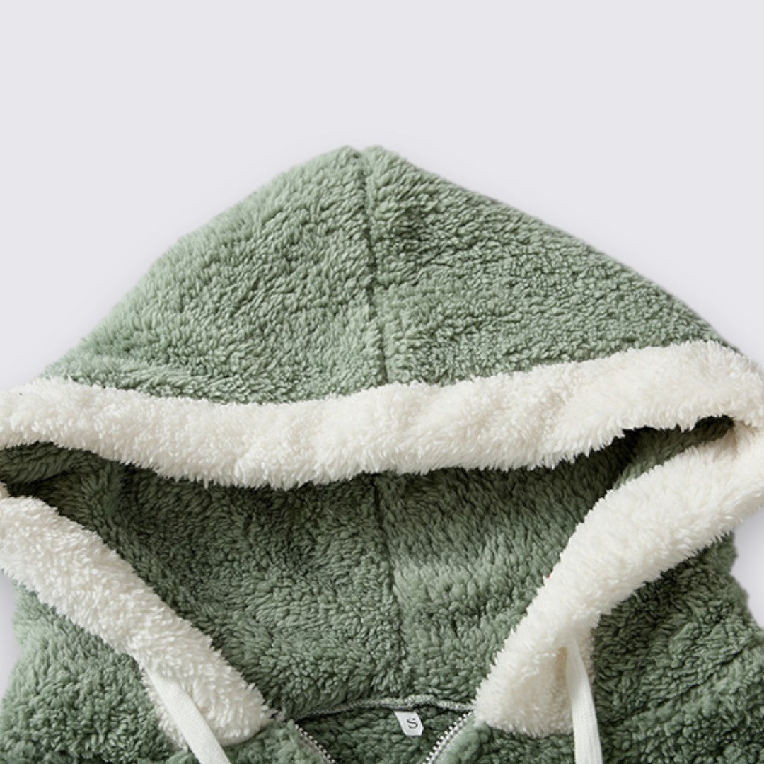 Veste en peluche à capuche, en vue rapprochée