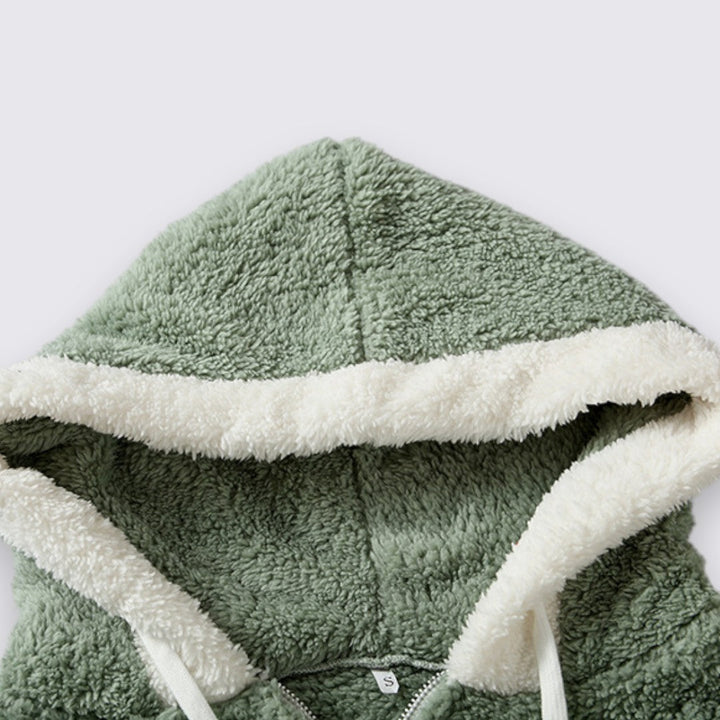 Veste en peluche à capuche, en vue rapprochée
