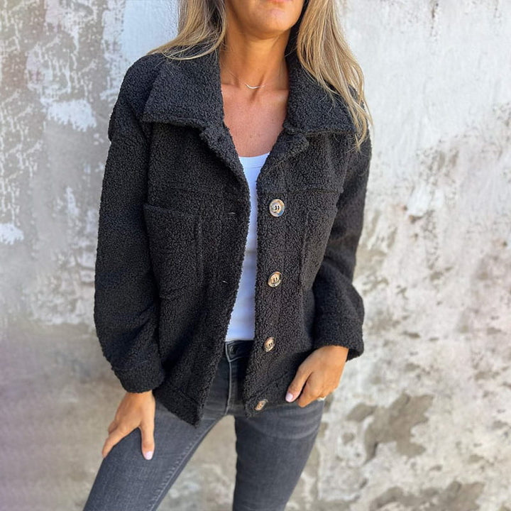 Veste en peluche boutonnée, coloris noir, vue de face