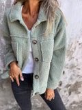 Veste en peluche boutonnée, coloris vert, vue de face