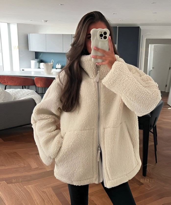 Veste en peluche zippée, coloris crème, porté en tenue