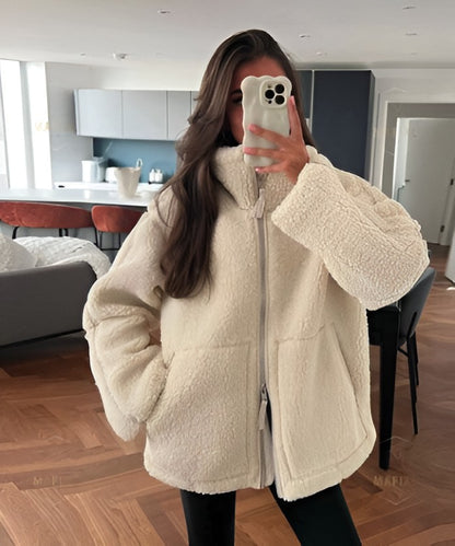 Veste en peluche zippée, coloris crème, porté en tenue