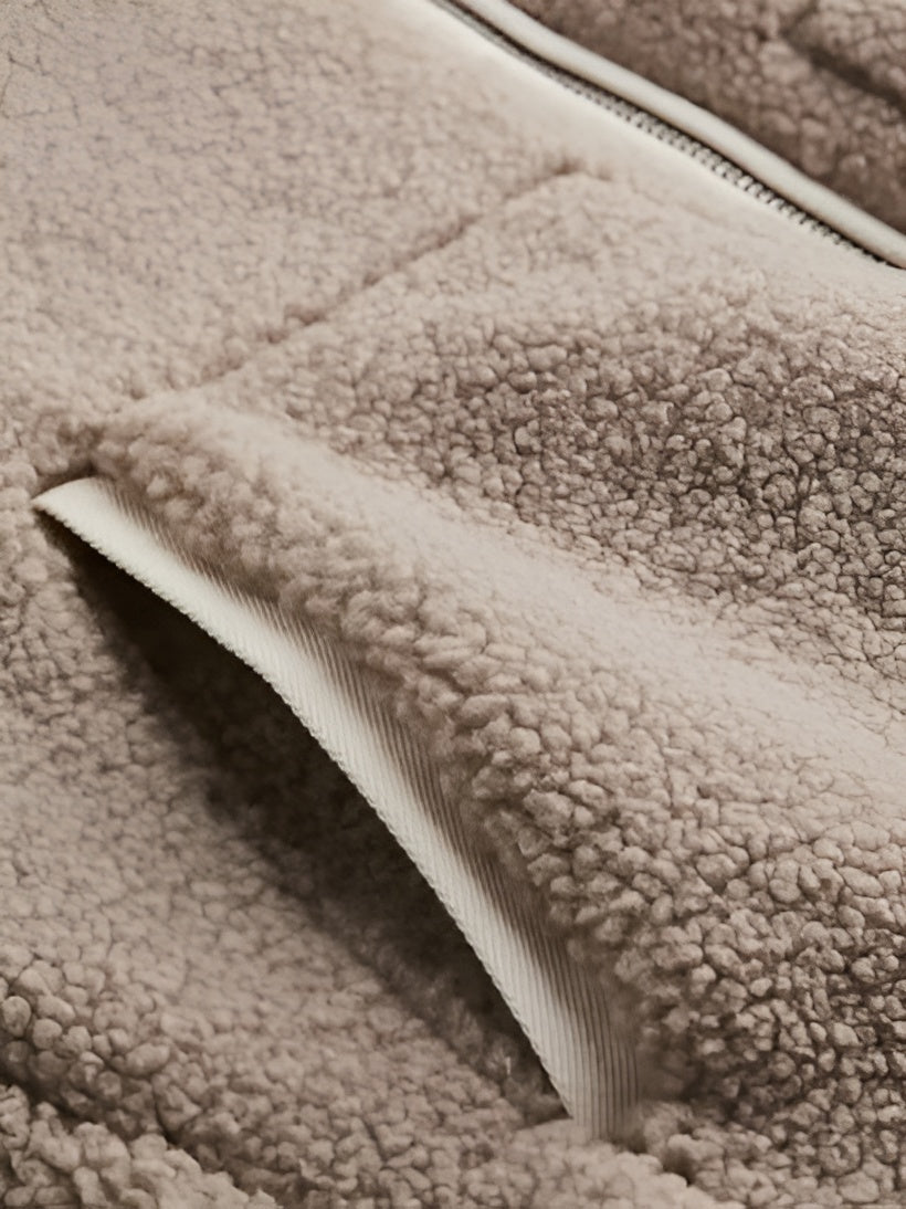 Veste en peluche zippée, détail de la poche et de la maille bouclée