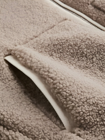 Veste en peluche zippée, détail de la poche et de la maille bouclée