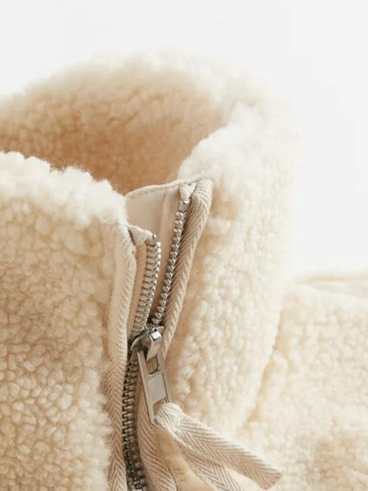 Veste en peluche zippée, détail du col et du zip