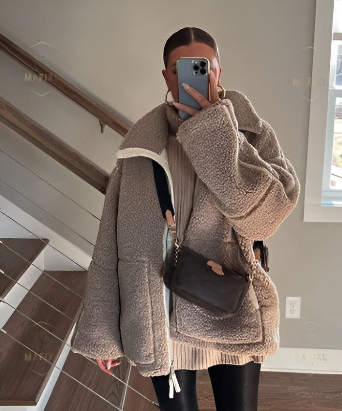 Veste en peluche zippée, coloris pierre, porté en tenue