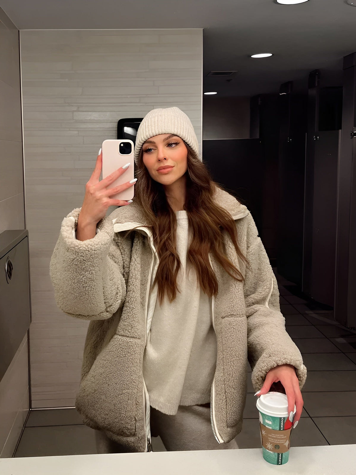 Veste en peluche zippée, coloris pierre, porté en tenue, vue 3