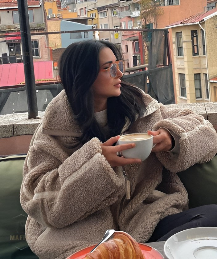 Veste en peluche zippée, coloris pierre, porté en tenue, vue 2
