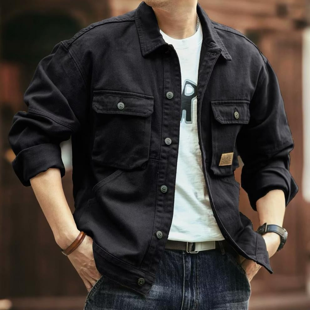 Veste en jean noire portée ouverte sur un tee-shirt blanc, vue de face