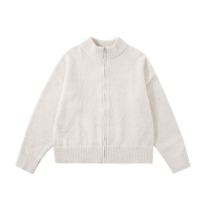Veste en maille bouclee ecrue a col montant zippee, presentee a plat