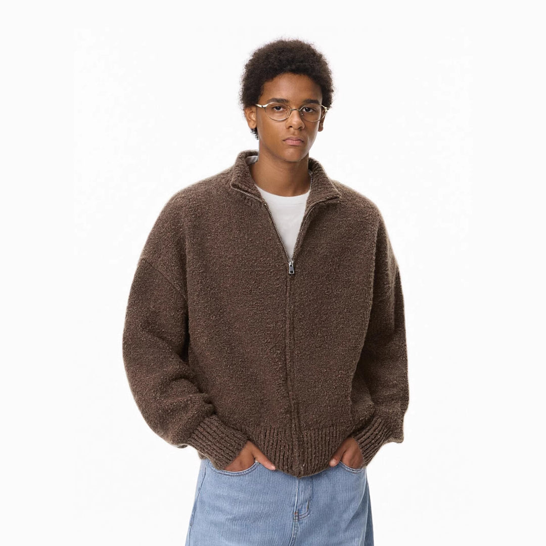 Veste en maille bouclee marron a col montant zippee, portee de face