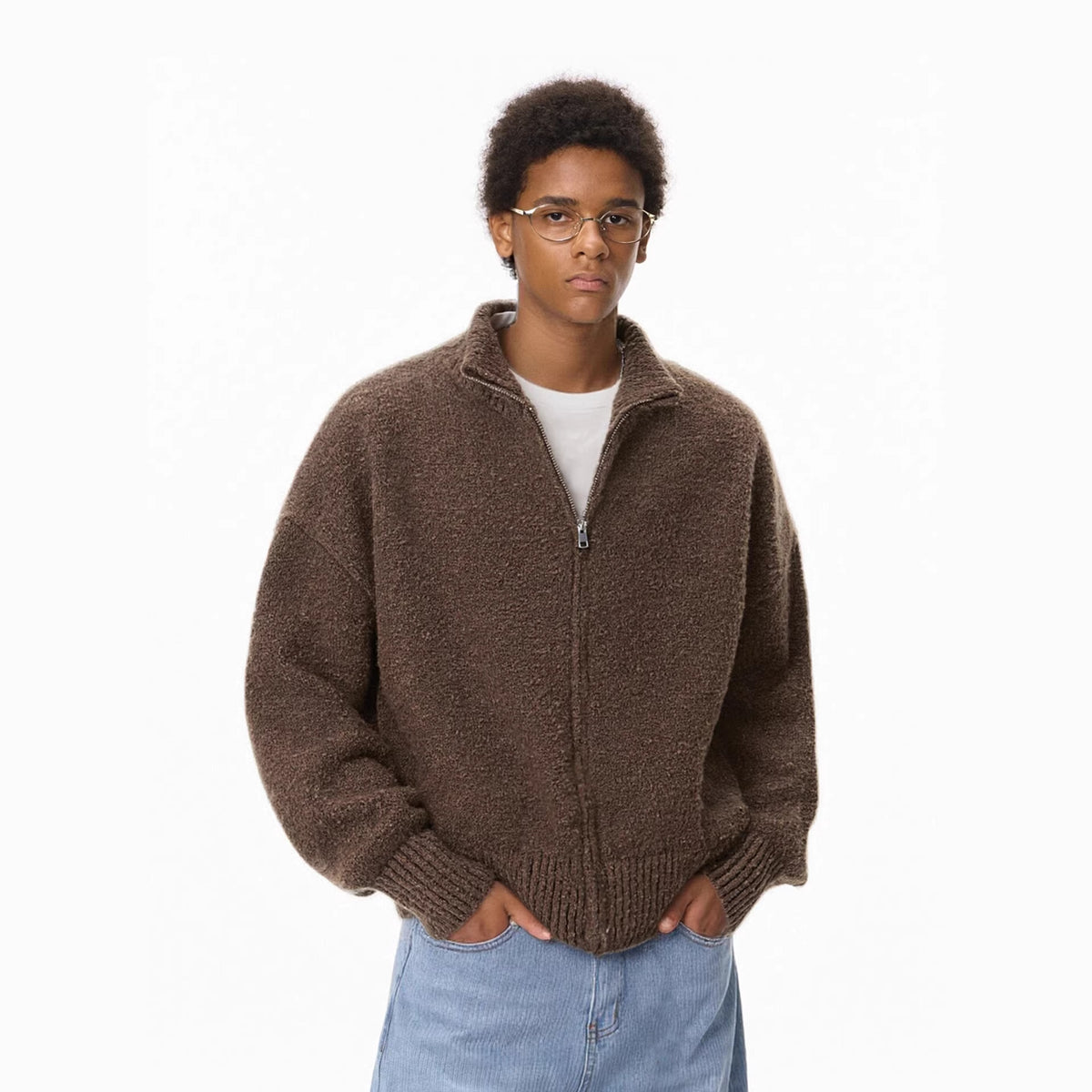 Veste en maille bouclee marron a col montant zippee, portee de face
