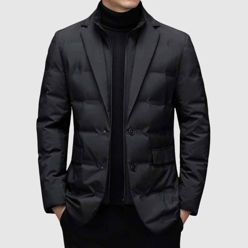 Homme en veste matelassée noire à col cranté, portée sur un pull noir à col roulé