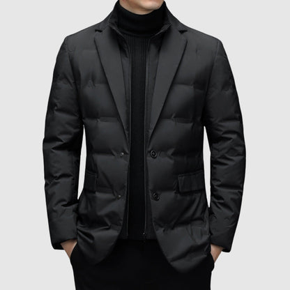 Homme en veste matelassée noire à col cranté, portée sur un pull noir à col roulé