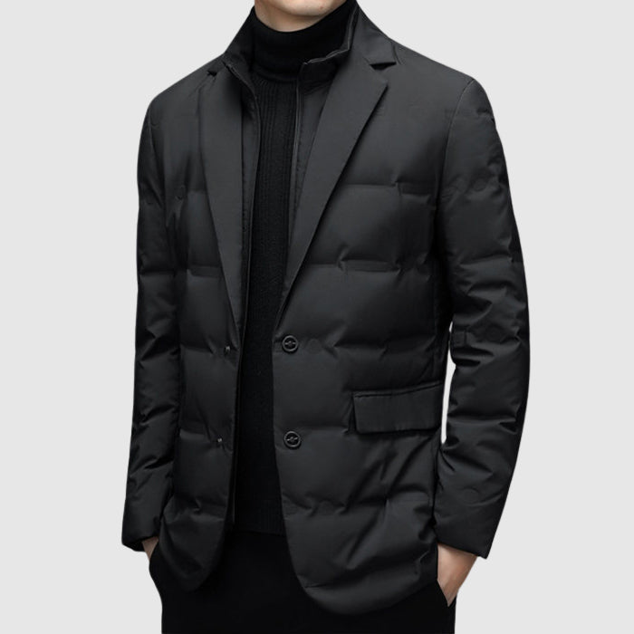 Veste matelassée noire à col cranté et deux boutons, sur un pull à col roulé