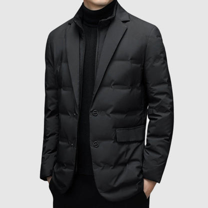 Veste matelassée noire à col cranté et deux boutons, sur un pull à col roulé