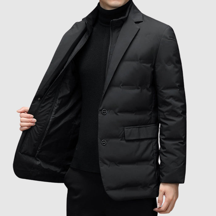 Homme écartant sa veste matelassée noire pour montrer la doublure intérieure