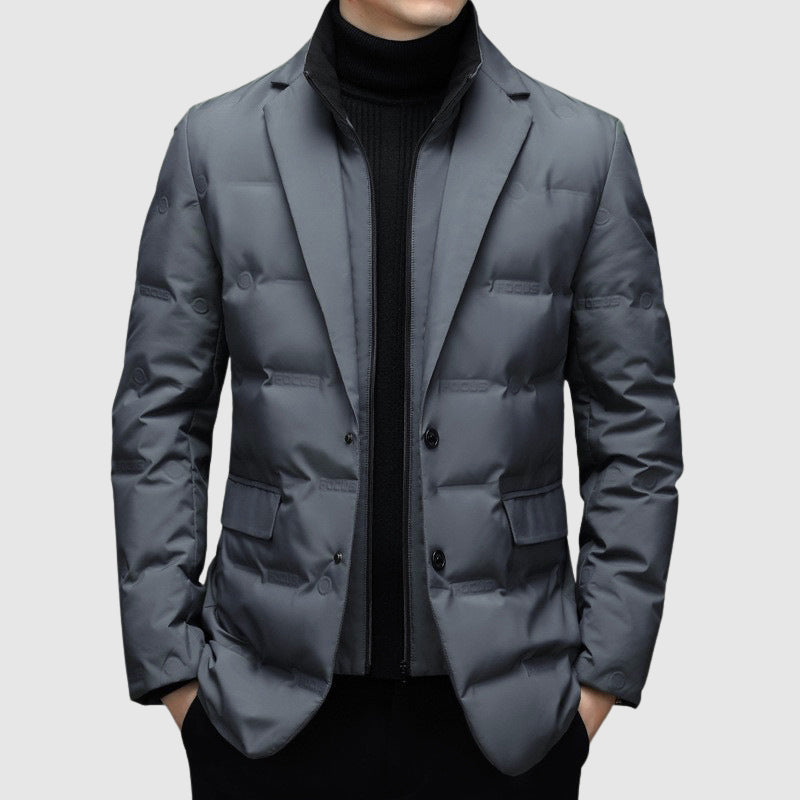 Veste matelassée gris-bleu à col cranté, doublure zippée noire et pull à col roulé