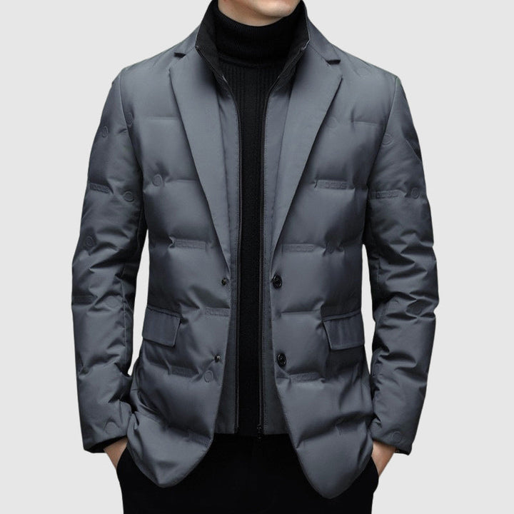 Veste matelassée gris-bleu à col cranté, doublure zippée noire et pull à col roulé