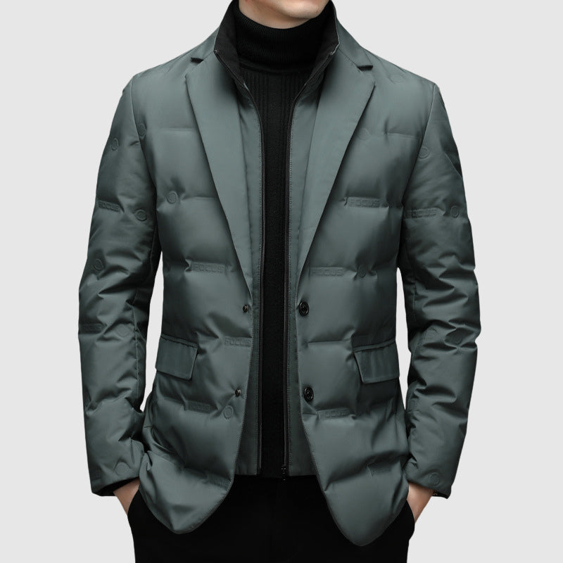 Veste matelassée vert sauge à col cranté, portée sur un col roulé noir