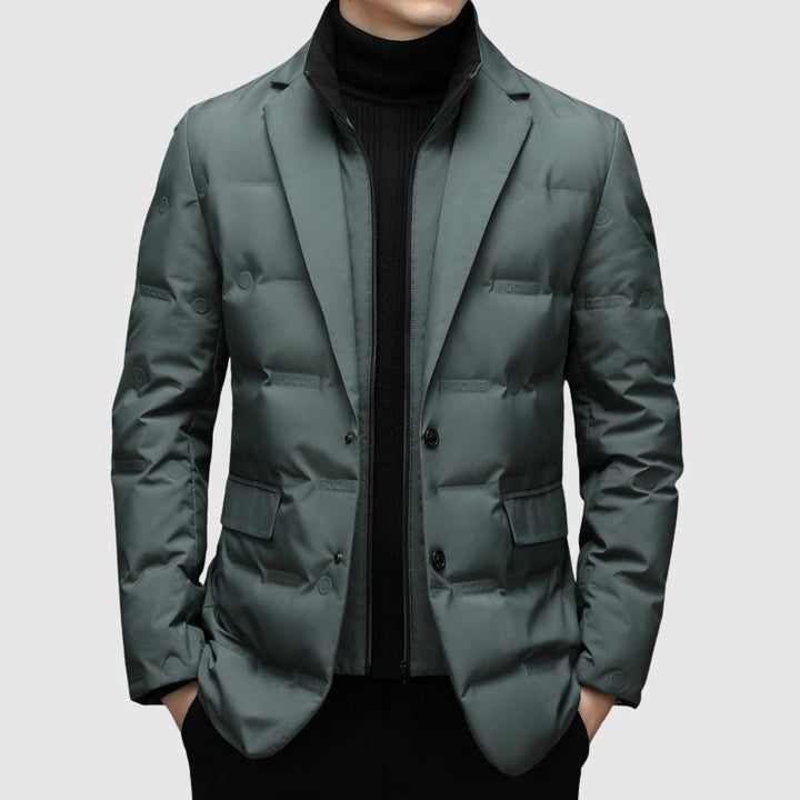 Veste matelassée vert sauge à col cranté, portée sur un col roulé noir