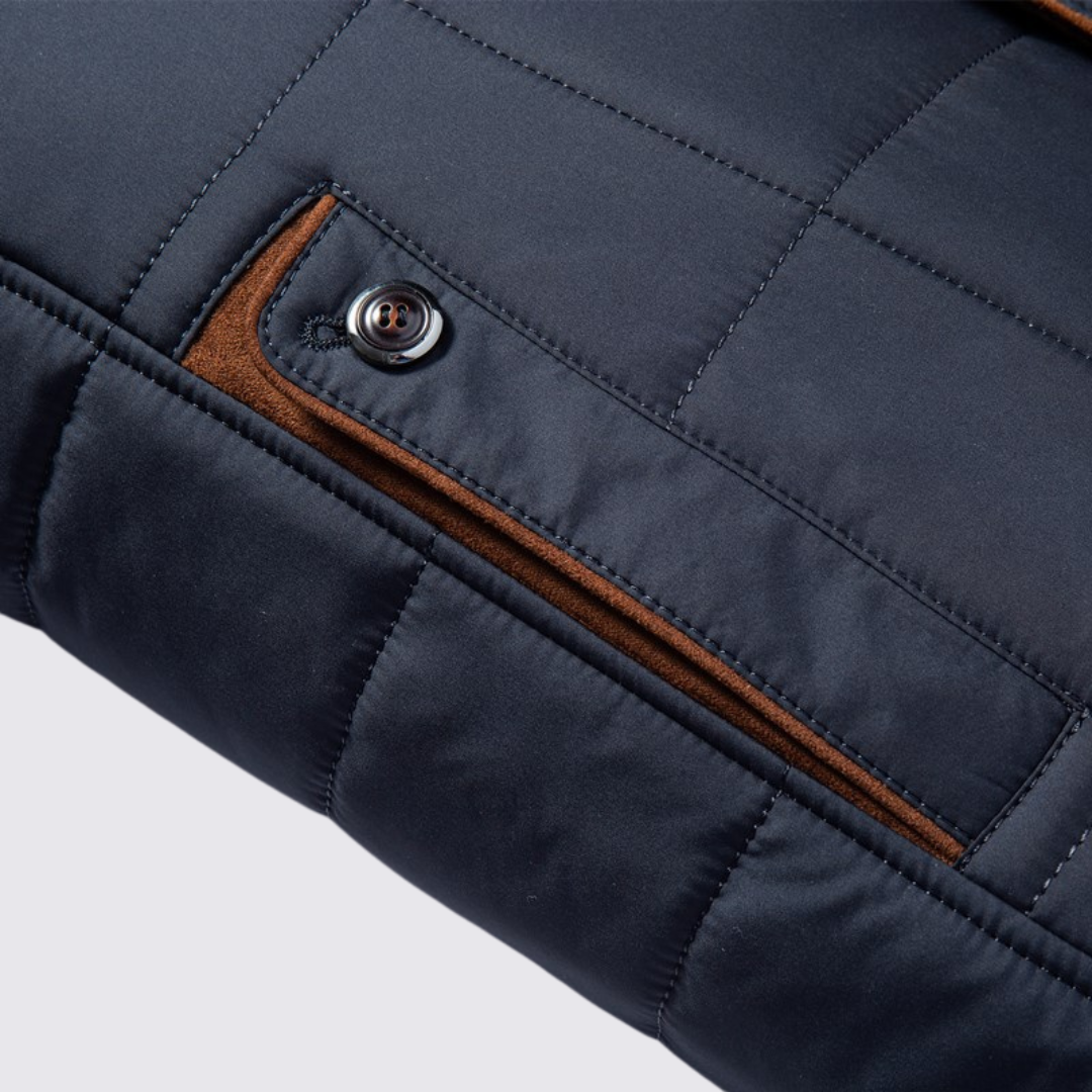 Veste matelassée à col montant, en vue rapprochée