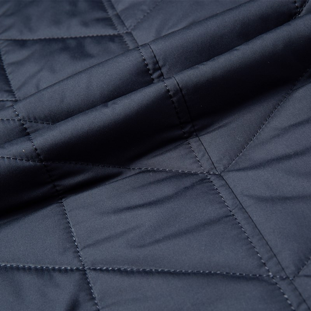 Veste matelassée à col montant, en vue rapprochée