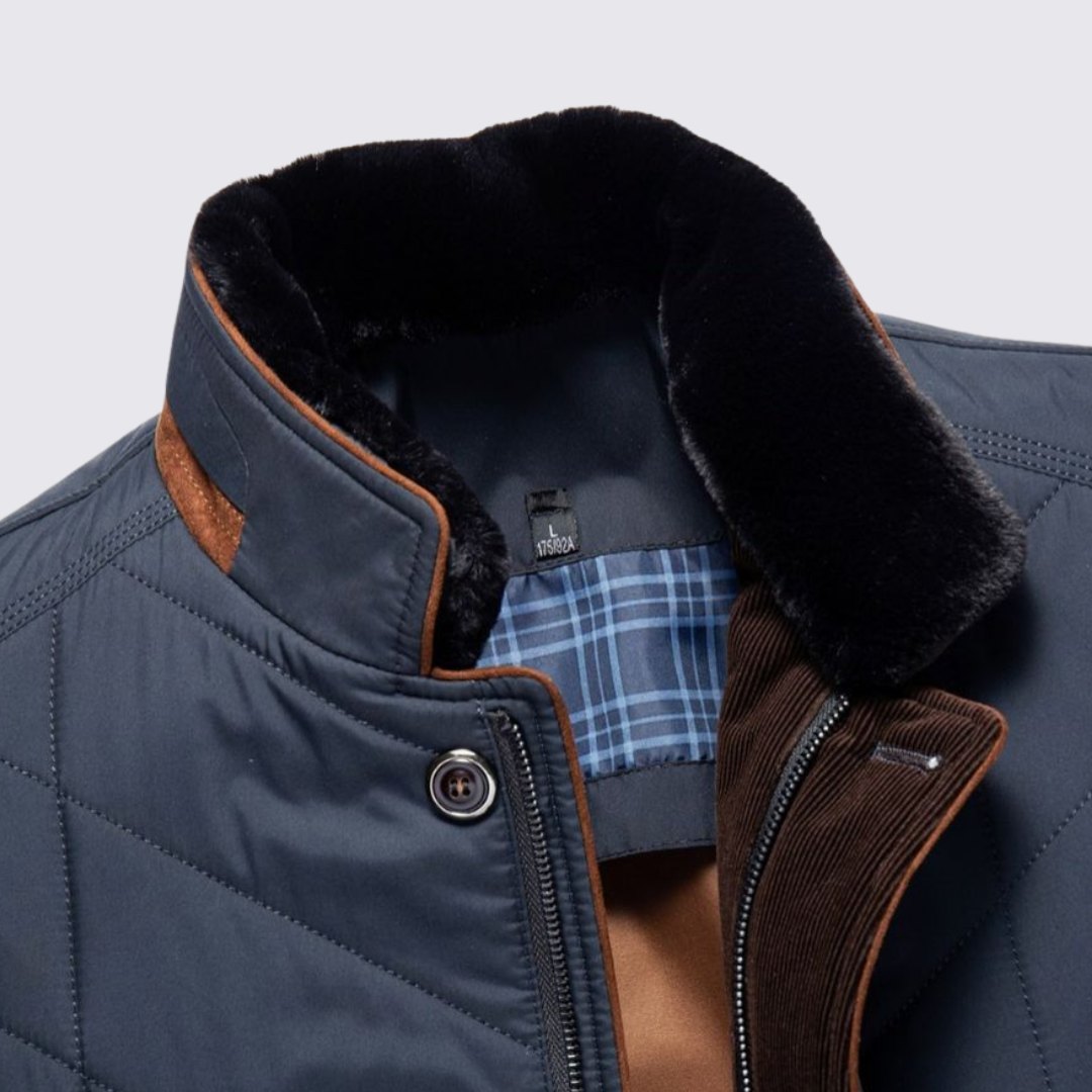 Veste matelassée à col montant, en vue rapprochée