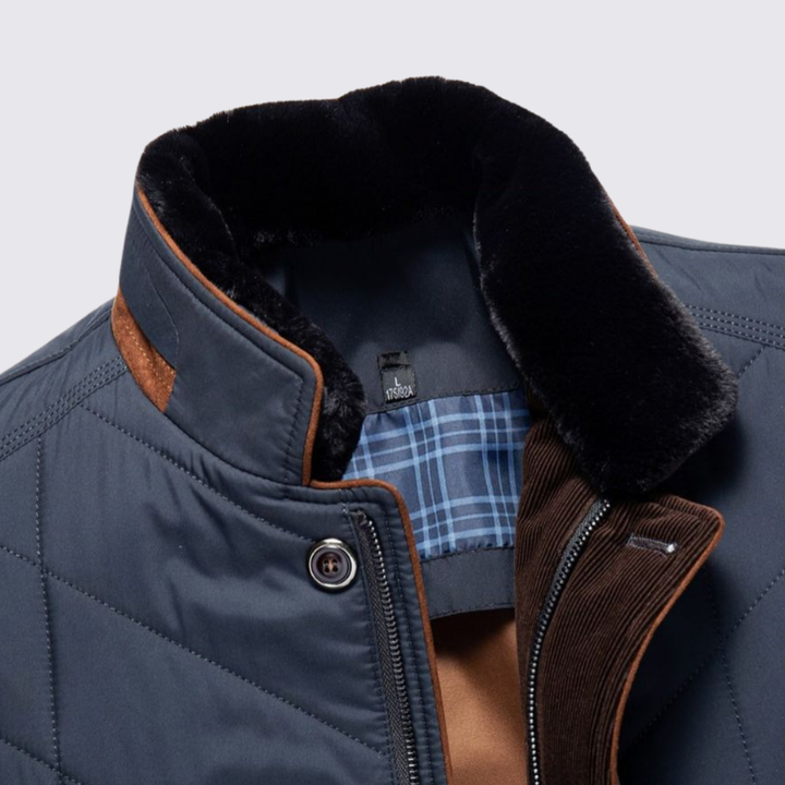 Veste matelassée à col montant, en vue rapprochée