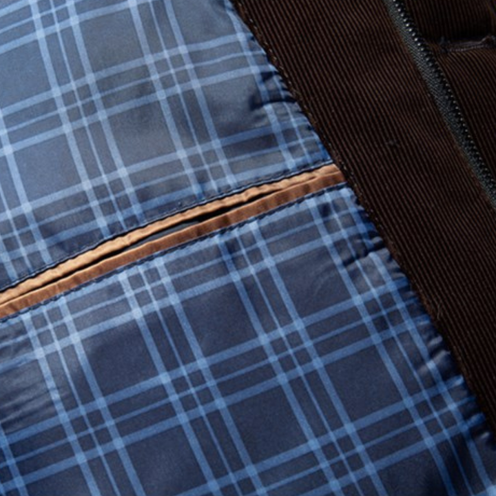 Veste matelassée à col montant, en vue rapprochée