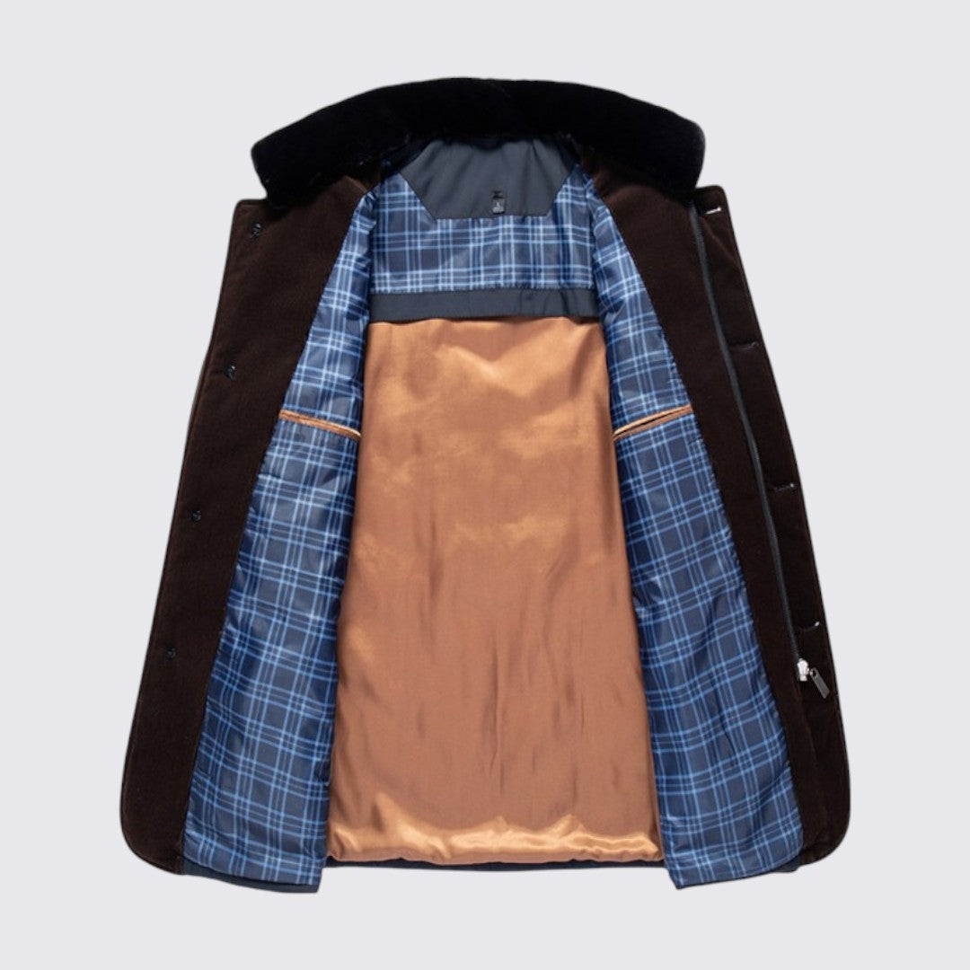 Veste matelassée à col montant, en vue rapprochée