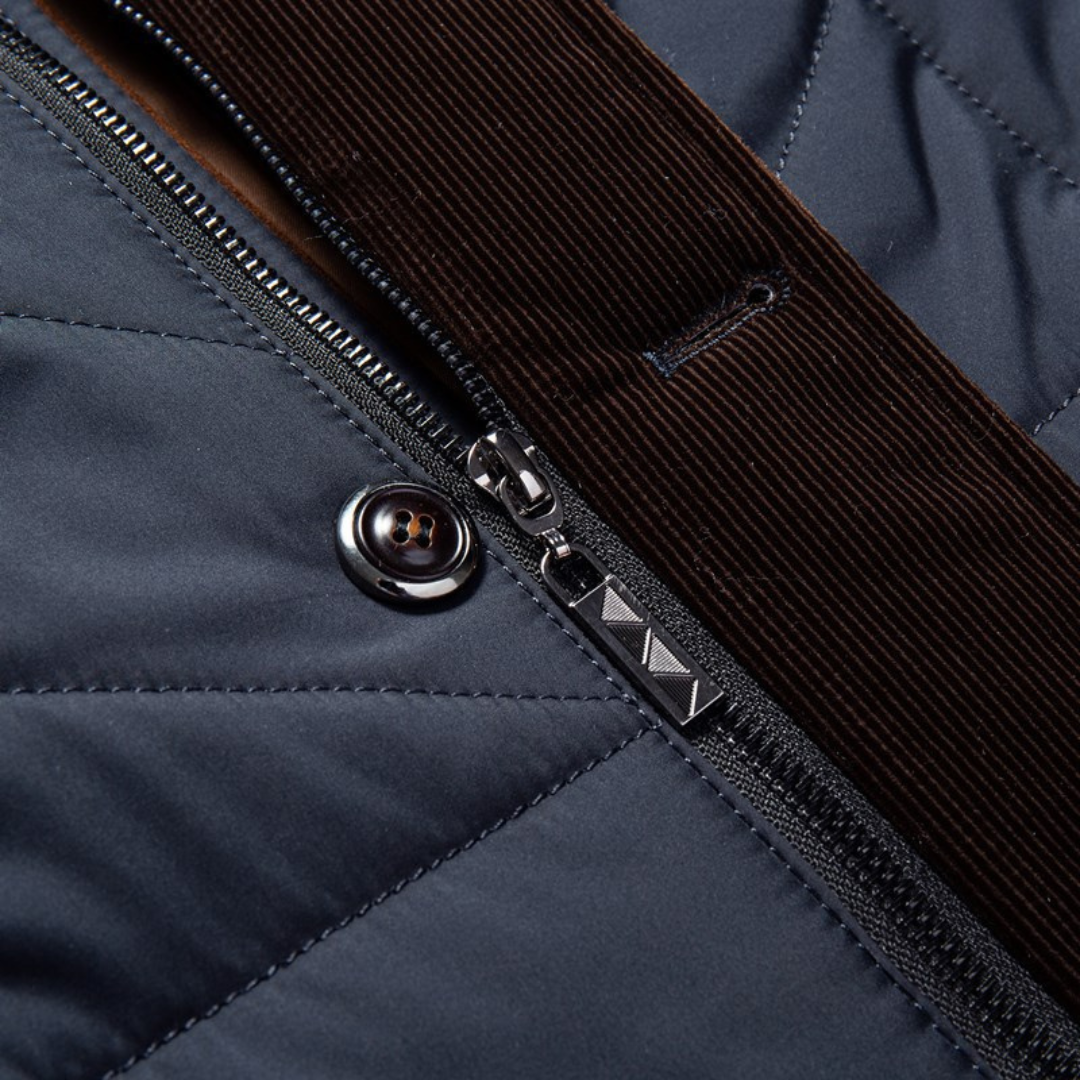 Veste matelassée à col montant, en vue rapprochée