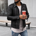Veste motard matelassée noire portée ouverte sur un tee-shirt clair