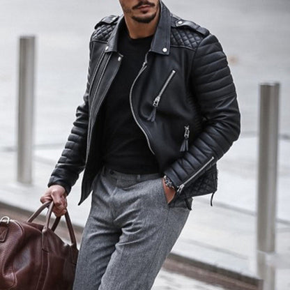 Veste motard noire à zip asymétrique portée avec un pantalon gris