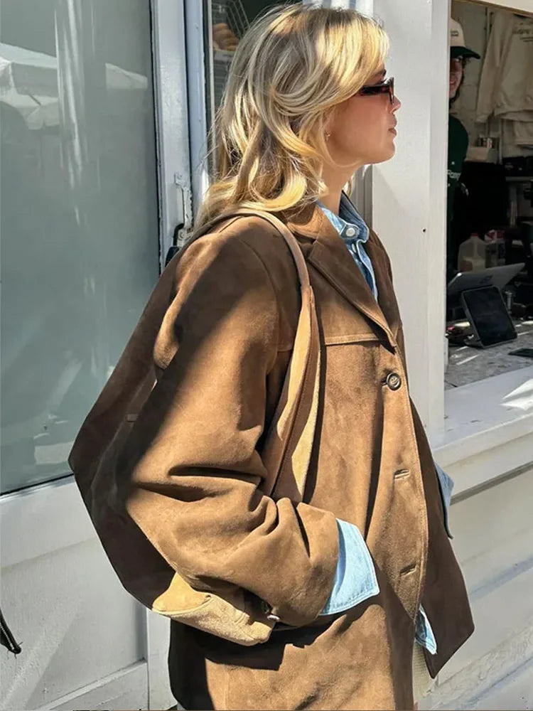 Veste oversize à l'aspect daim, coloris marron, vue de face