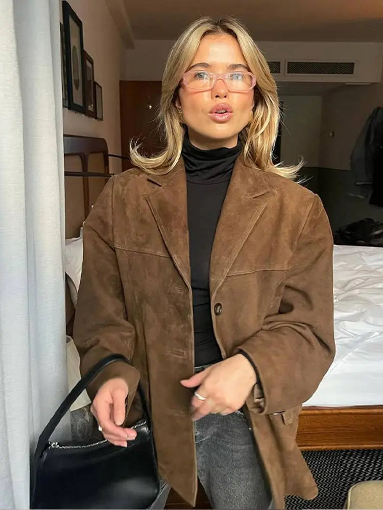 Veste oversize à l'aspect daim, coloris marron, vue de face