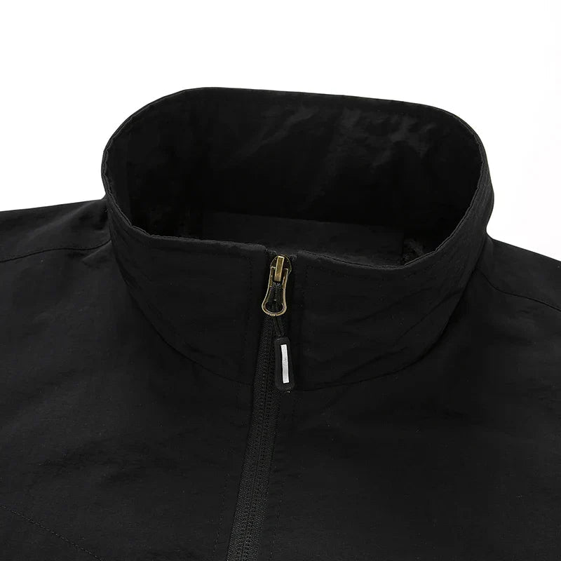 Veste utilitaire col montant, détail du col montant et du zip