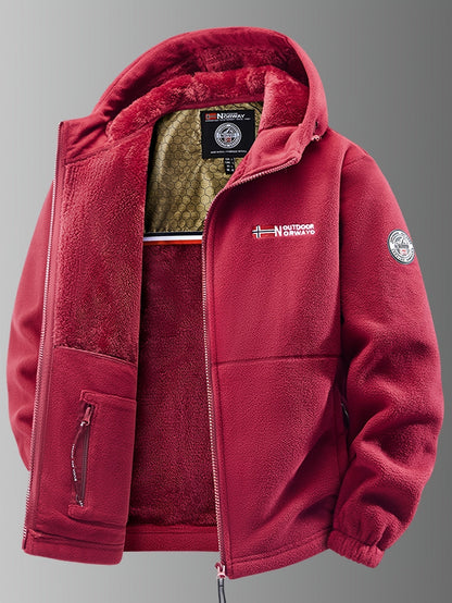 Veste polaire rouge à capuche, doublure peluche framboise et écusson sur la manche